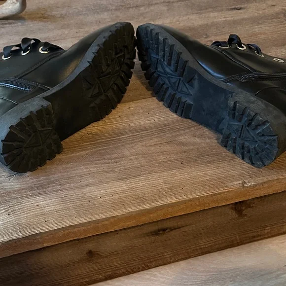 Black Pearl Embellished Women's Boots - Picture 5 of 6